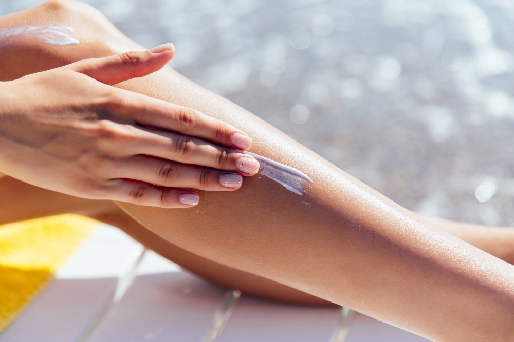 Etaler la crème solaire sur la peau